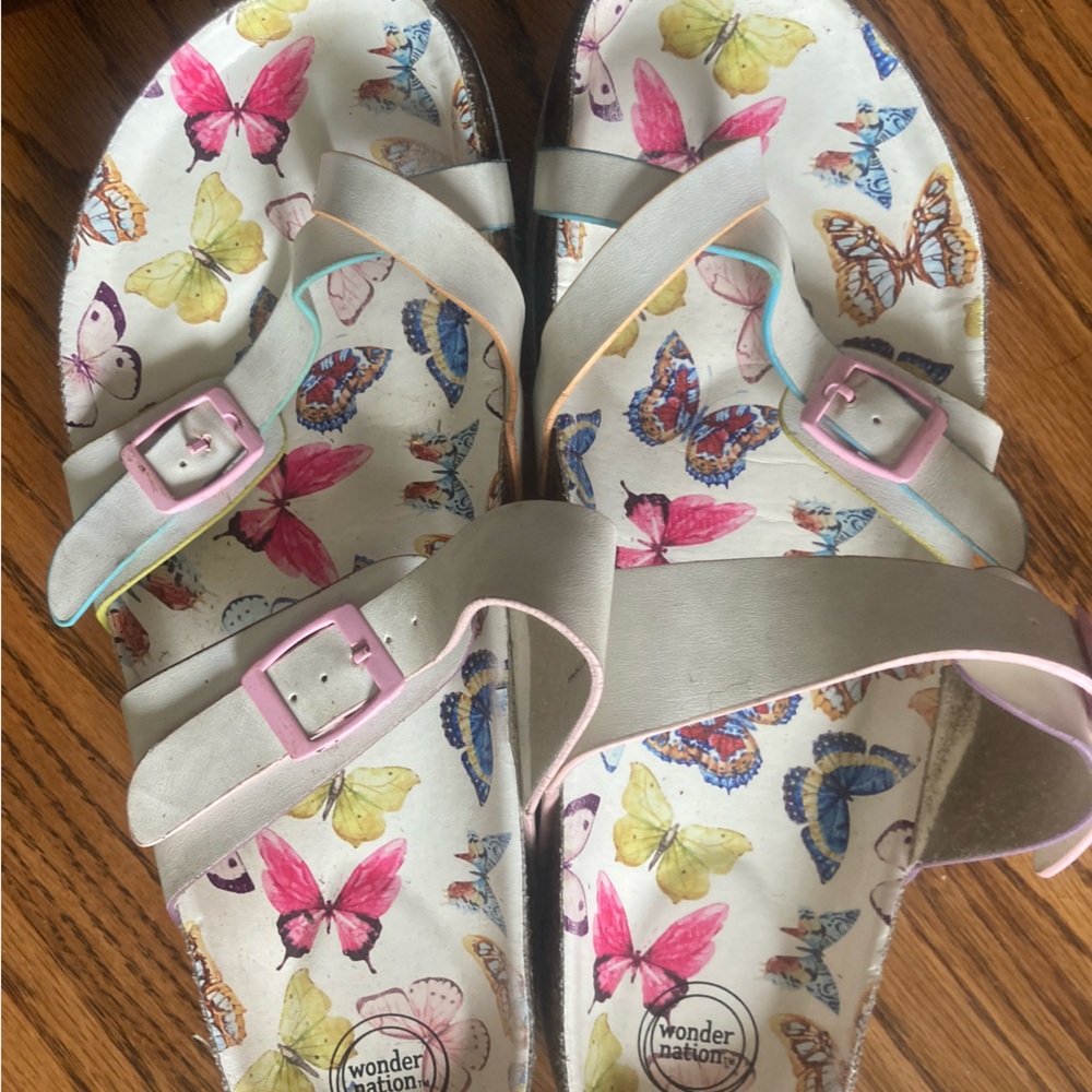 Women’s sz 5 sandals w butterflies NWOT